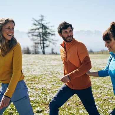 Drei Personen beim Wandern im Frühling