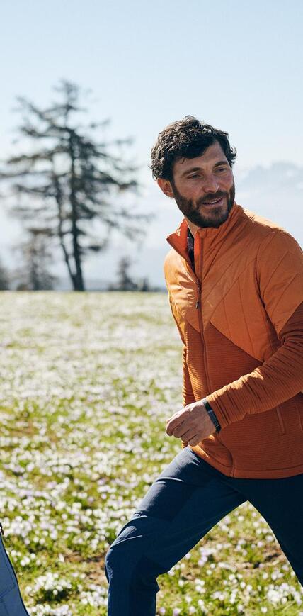 Drei Personen beim Wandern im Frühling