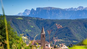 Blick auf Jenesien und die Berge im Sommer