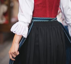 Nahaufnahme einer Frau, die eine Tracht trägt