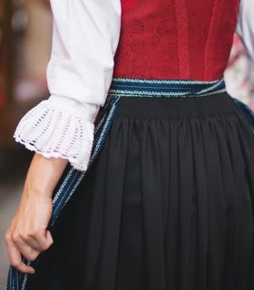 Nahaufnahme einer Frau, die eine Tracht trägt