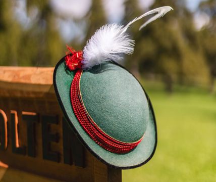 Nahaufnahme einer Frau, die eine Tracht trägt