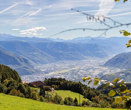 2025-glaning-flak-martinsweg-tv-jenesien-the-travely-2